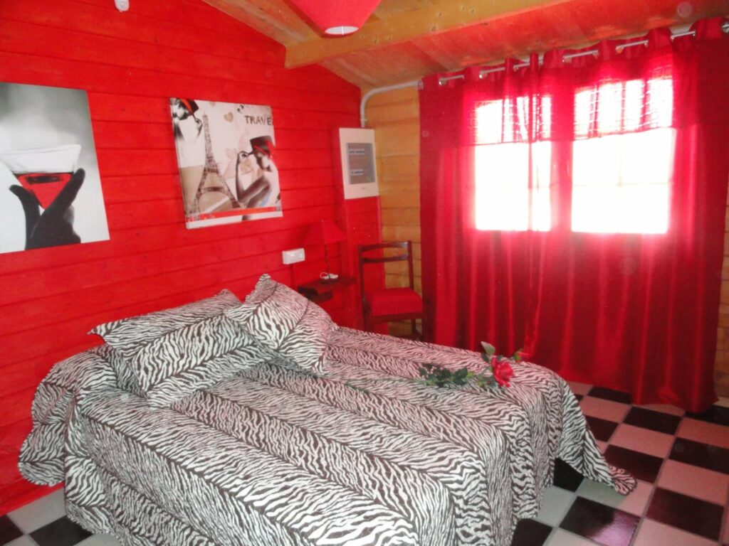 casa roja dormitorio